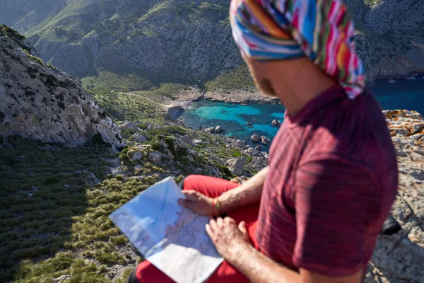Seitenansicht Von Unkenntlich Reisenden Mit Karte Erkunden Berge Während Der — Stockfoto