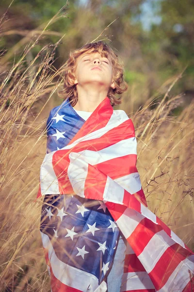 Snílek Před Dospívající Chlapec Válcované Národní Hvězdy Pruhy Americká Vlajka — Stock fotografie