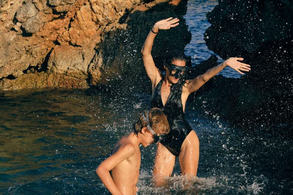 Obsah Matka Tanec Proti Chlapci Potápění Brýle Při Hraní Stříkající — Stock fotografie