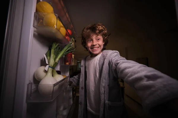 Ενθουσιασμένος Αγόρι Νυχτικά Στέκεται Κοντά Άνοιξε Την Πόρτα Του Ψυγείου — Φωτογραφία Αρχείου