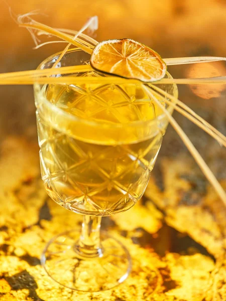 Vaso Cóctel Alcohólico Tropical Con Rebanada Paja Limón Verde Seco —  Fotos de Stock