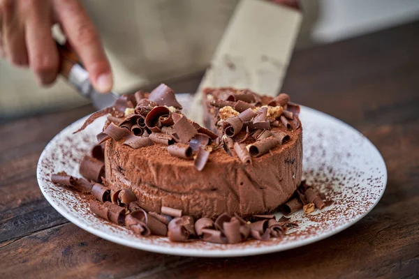 Анонимный Урожай Кусочком Вкусного Шоколадного Торта Украшенного Стружками Брызгами Тарелки — стоковое фото