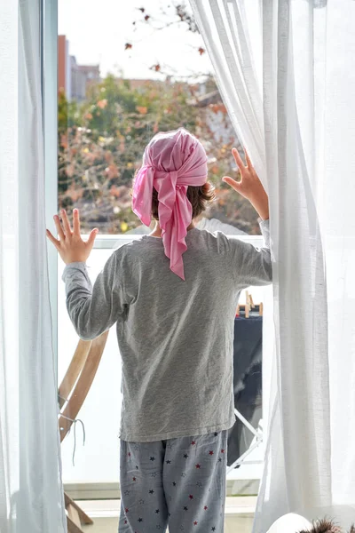 Back View Anonymous Child Casual Clothes Pink Bandana Touching Glass — Stock Photo, Image