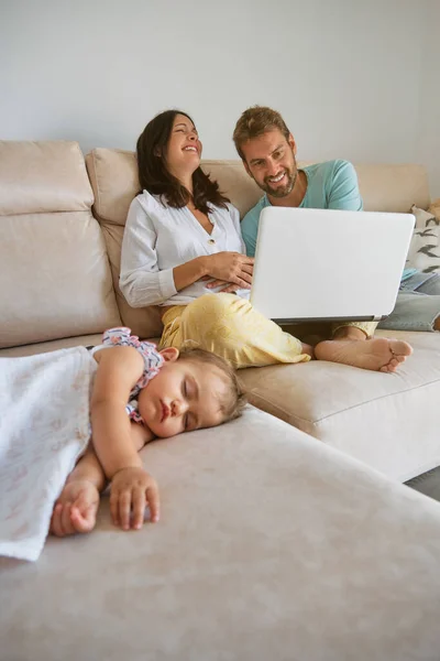 Laughing Barefoot Woman Man Using Netbook Together Sitting Sofa Napping — Stock Photo, Image