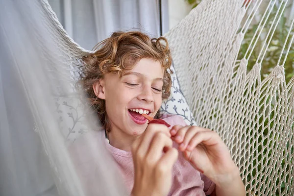 Uśmiechnięty Słodkie Nastolatek Chłopiec Blond Kręcone Włosy Jedzenie Pyszne Lody — Zdjęcie stockowe