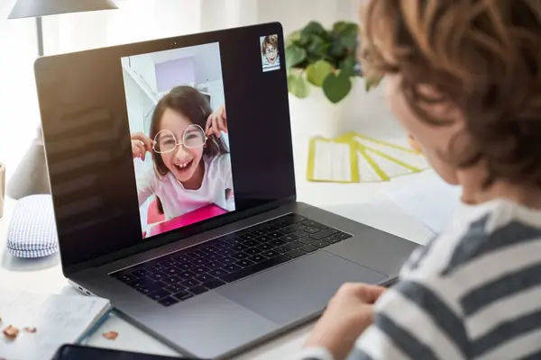 Kırpılmış Çocuk Modern Laptopta Gözlüklü Pozitif Bir Kızla Işık Odasında — Stok fotoğraf