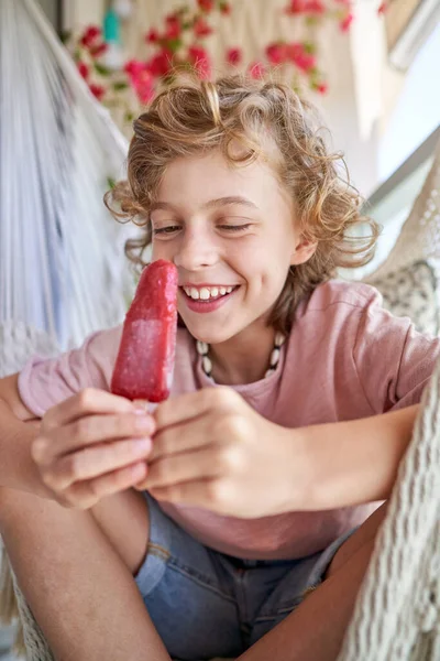 Lachend Schattige Tiener Met Licht Krullend Haar Kijkend Naar Zoet — Stockfoto