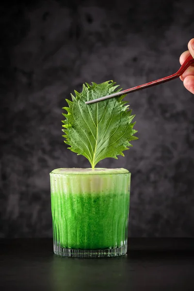 Anonymous Bartender Adding Shiso Leaf Green Refreshing Cocktail Whipped Foam — Stock Photo, Image