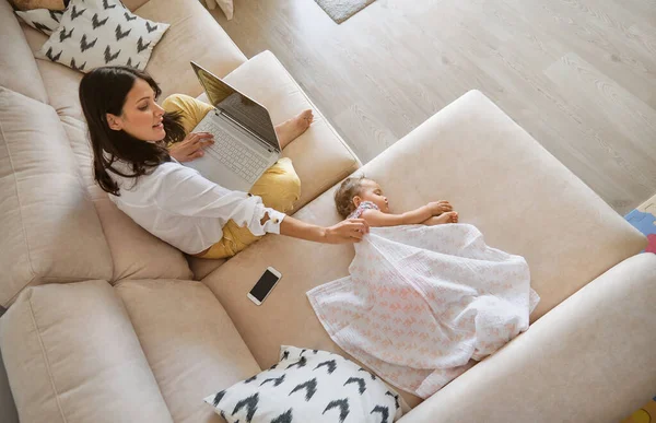 Cima Mulher Descalça Sentada Sofá Cobrindo Bebê Dormindo Com Cobertor — Fotografia de Stock