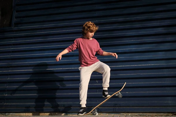 Volledige Lengte Kleine Schaatser Casual Kleding Doen Truc Skateboard Tegen — Stockfoto