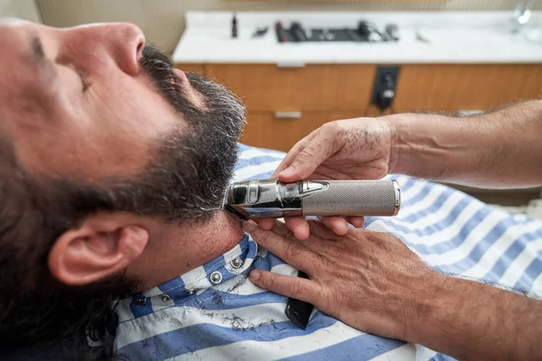 Crop Anonymous Male Barber Using Trimmer Cutting Hair Mature Client — Stock Photo, Image