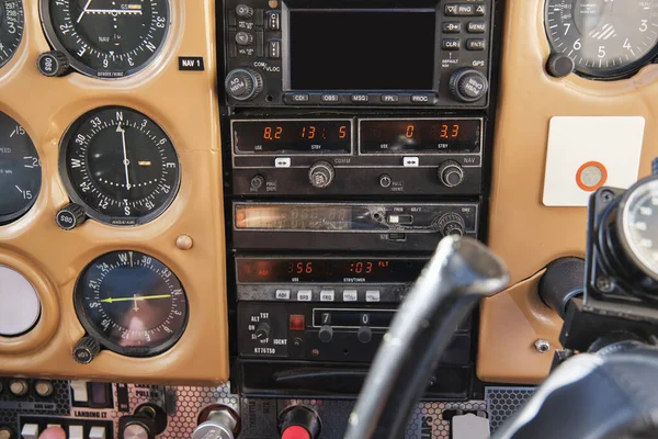 Exibe Com Vários Indicadores Painel Cockpit Aeronaves Civis Quatro Lugares — Fotografia de Stock