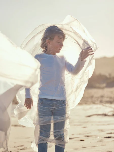 Niedliche Preteen Junge Steht Auf Sandküste Transparente Plastikfolie Eingehüllt Aus — Stockfoto