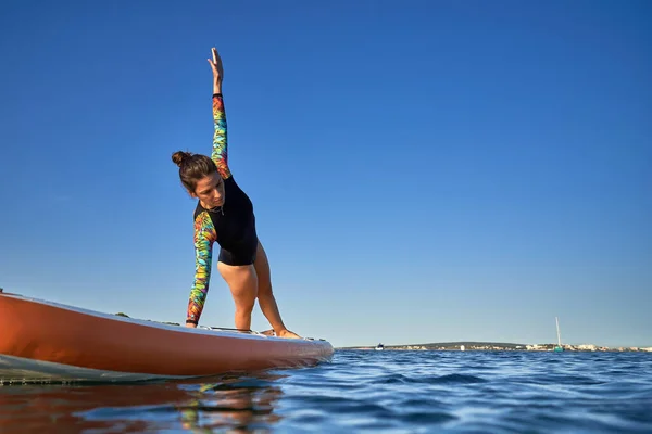 Mayolu Genç Bayan Sporcu Dalgalı Denizde Yoga Yaparken Vasishthasana Dansı — Stok fotoğraf