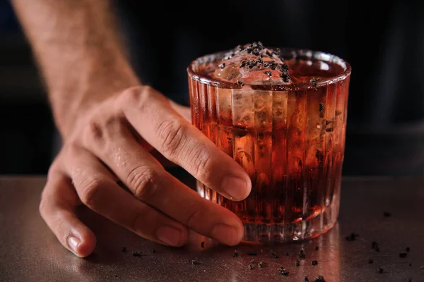 Cortar Barman Irreconocible Que Sirve Refrescante Cóctel Negroni Con Cubitos —  Fotos de Stock