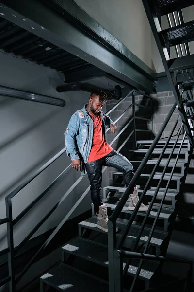 Sokak Tarzı Giyinmiş Genç Siyah Erkek Binada Merdivenlerde Dikilip Aşağıya — Stok fotoğraf