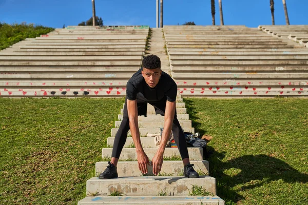 Ganzkörper Fokussierter Hispanischer Mann Sportbekleidung Der Wegschaut Und Sich Nach — Stockfoto