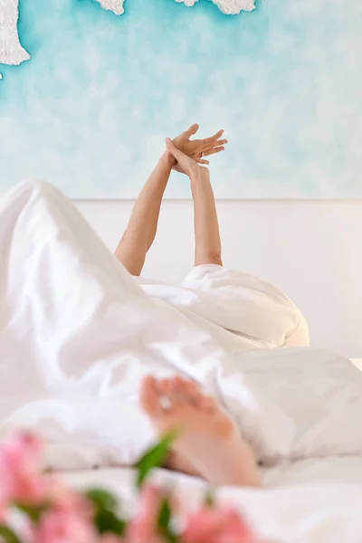 Πρόσωπο Ξύπνιο Θηλυκό Καλύπτονται Κουβέρτα Τεντώνει Χέρια Ενώ Βρίσκεται Μαλακό — Φωτογραφία Αρχείου
