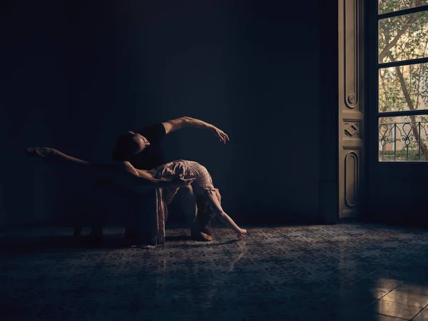 在黑暗的演播室里表演舞步时 身穿连衣裙的全身姿柔韧的芭蕾舞演员躺在男舞者的膝上 — 图库照片