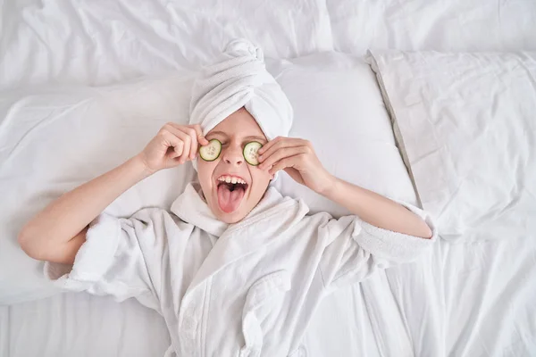 Beyaz Bornoz Havlu Sarığı Giymiş Heyecanlı Bir Çocuğun Yatak Odasındaki — Stok fotoğraf