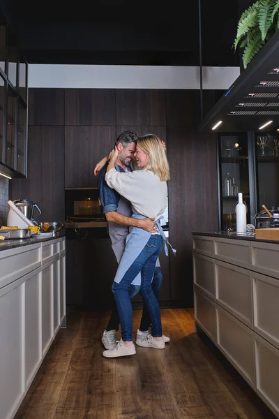 Yan Görünüşlü Romantik Çift Önlüklü Sarılıp Dans Ederken Evcil Mutfakta — Stok fotoğraf
