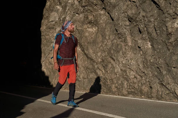 Longitud Completa Del Excursionista Masculino Mediana Edad Con Mochila Caminando — Foto de Stock