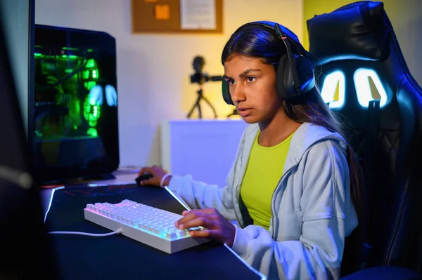 Oldalnézet Fókuszált Fiatal Etnikai Tizenéves Lány Fülhallgató Nézi Számítógép Képernyőjén — Stock Fotó