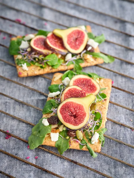 High Angle Halves Ripe Figs Leaves Placed Crackers Table — Stock Photo, Image