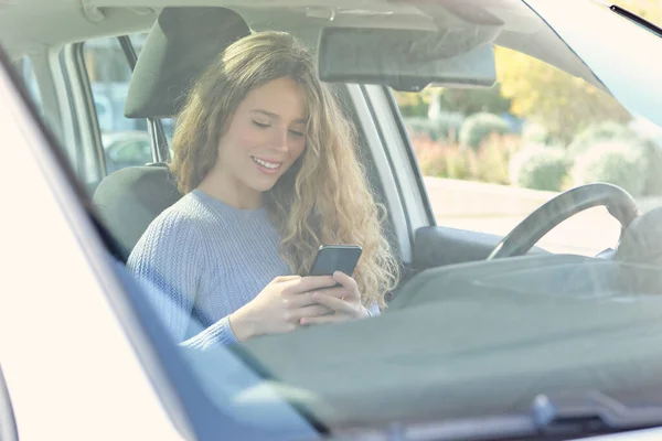 Sorrindo Jovem Fêmea Roupa Azul Usando Telefone Celular Moderno Enquanto — Fotografia de Stock