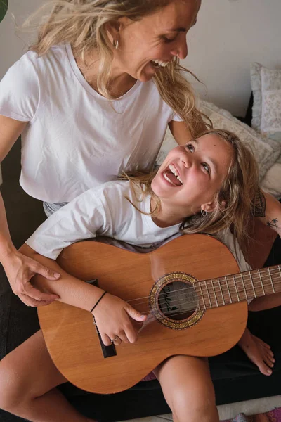 Vertical Photo Blonde Woman Teaching Girl Play Guitar While Looking — Stock Photo, Image