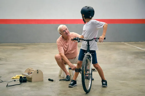 Koko Kehon Vanhempi Mies Rento Kulumista Vahvistamisesta Polkupyörän Kasvoton Poika — kuvapankkivalokuva