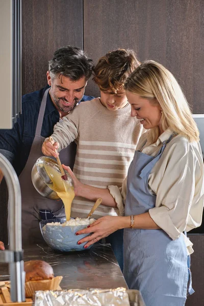Gülümseyen Insanlar Evdeki Modern Mutfakta Kaseye Hamur Dökerken Birlikte Eğleniyorlar — Stok fotoğraf