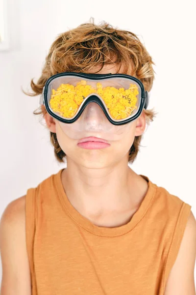 Παιδί Καστανά Μαλλιά Φανελάκι Και Γυαλιά Κατάδυσης Κίτρινα Φύκια Ανοιχτό — Φωτογραφία Αρχείου