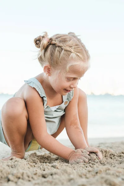 Rozkošné Blond Školka Dítě Zaměřením Při Sezení Pobřeží Výrobu Písku — Stock fotografie