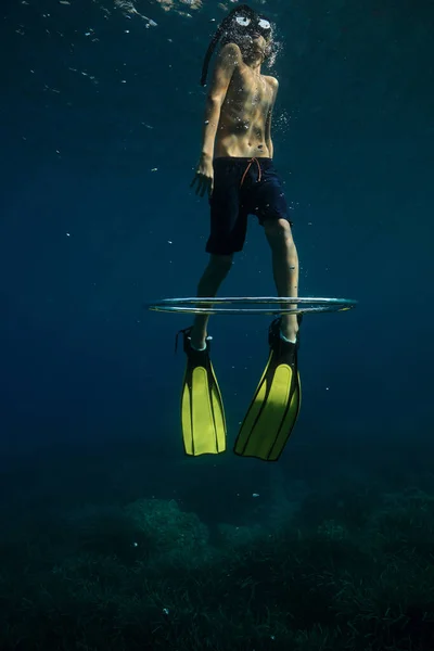 Baixo Mergulhador Sem Camisa Irreconhecível Nadadeiras Máscara Snorkeling Ascendendo Com — Fotografia de Stock