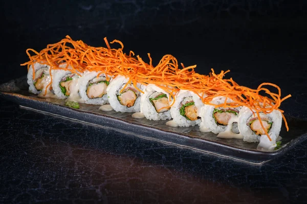 Řada Sushi Maki Lososem Zdobená Strouhanou Mrkví Podávaná Mramorovém Talíři — Stock fotografie
