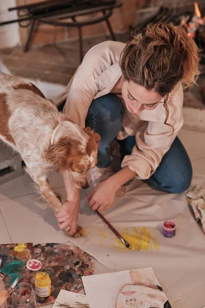 Artista Femenina Creativa Vinculándose Con Mascotas Usando Pincel Estampado Patas —  Fotos de Stock