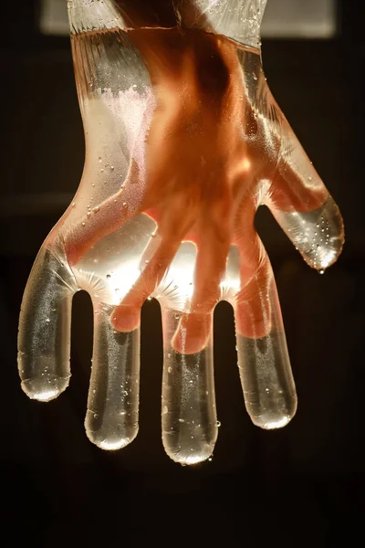 Ernte Anonyme Kind Transparenten Kunststoffhandschuh Mit Glühendem Wasser Und Tröpfchen — Stockfoto