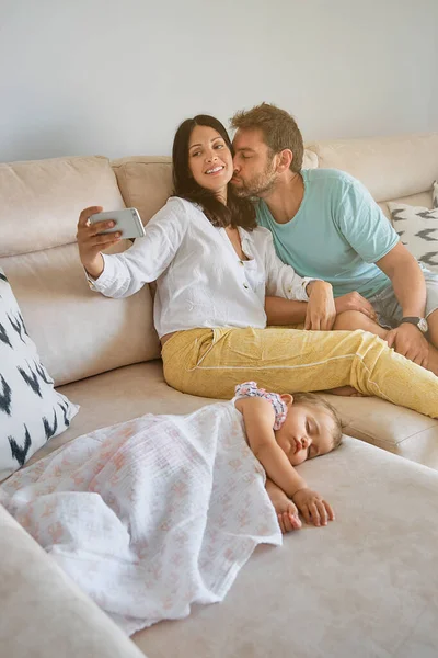 Vater Küsst Lächelnde Mutter Macht Selfie Auf Smartphone Neben Tochter — Stockfoto