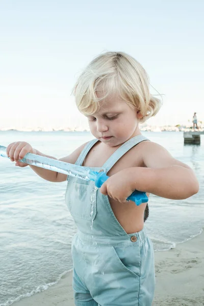 Rozkošné Malé Dítě Objevování Kontejner Mýdlem Bubliny Pobřeží Vodou Mytí — Stock fotografie