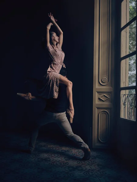 全身而退的男性芭蕾舞演员穿着连衣裙和尖鞋肩并肩跳着柔韧芭蕾舞 在窗边共舞 全身上下尽收眼底 — 图库照片