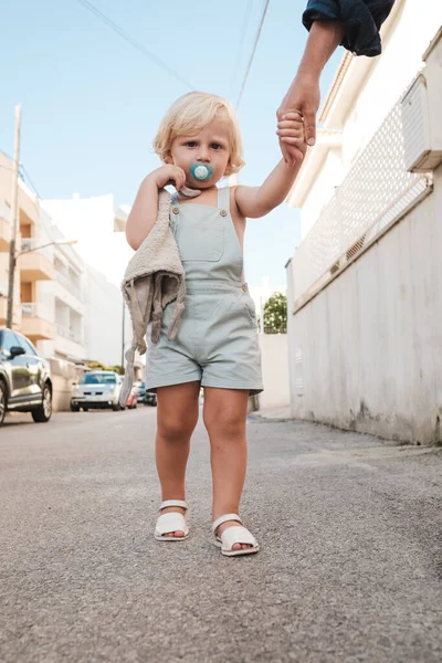 Volledig Lichaam Van Schattige Blonde Harige Baby Het Algemeen Sandalen — Stockfoto