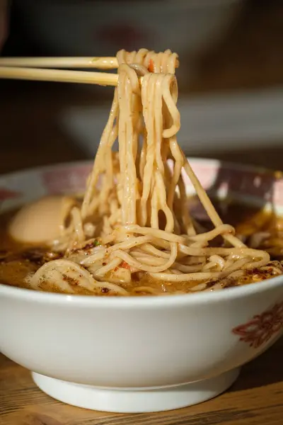 Tasty Noodles Taken Chopsticks Unrecognizable Person Bowl Ramen Placed Table — Stock Photo, Image