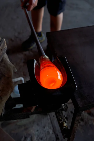 工場で働いている間金属のマーバーのホッカのガラスが付いているホッカの花瓶を作る過程の認識できない専門の男性のガラス張力 — ストック写真