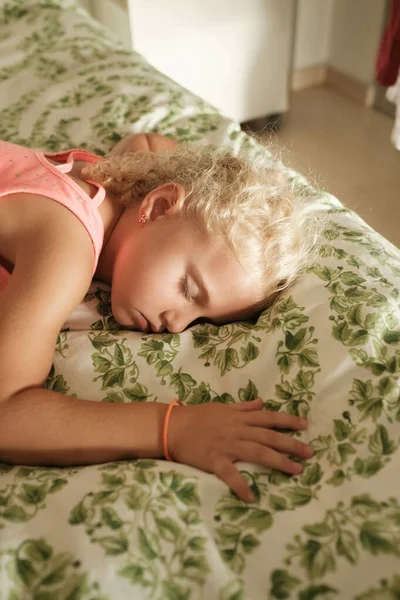 Yukardan Gelen Sarı Saçlı Tatlı Küçük Kız Rahat Bir Yatakta — Stok fotoğraf