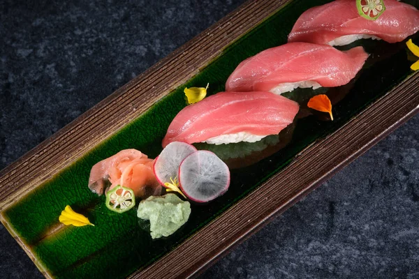 Bovenaanzicht Van Smakelijke Verse Japanse Sushi Met Tonijn Geplaatst Houten — Stockfoto
