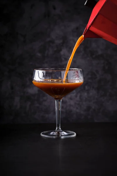 Irreconocible Camarero Verter Fresco Espresso Martini Cóctel Géiser Campaña Transparente —  Fotos de Stock