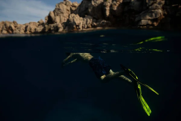 Homem Turista Anônimo Shorts Chinelos Verdes Nadando Sob Água Mar — Fotografia de Stock