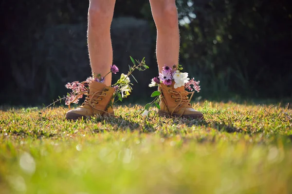 Nierozpoznawalna Osoba Nosząca Buty Jasnymi Dzikimi Kwiatami Stojąca Trawiastym Trawniku — Zdjęcie stockowe