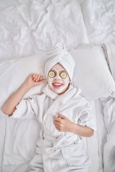 Uśmiechnięty Chłopiec Maską Twarzy Plastrami Ogórka Oczach Noszący Biały Turban — Zdjęcie stockowe